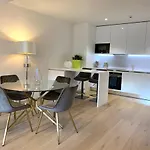 New!! Luxury Avenida Da Liberdade Flat- With Rooftop And Pool Daire *