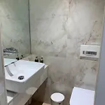 New!! Luxury Avenida Da Liberdade Flat- With Rooftop And Pool Daire Lisboa