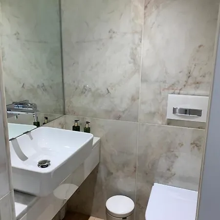 New!! Luxury Avenida Da Liberdade Flat- With Rooftop And Pool Апартаменты Лиссабон